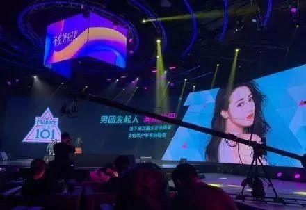 穿进男团选秀吃瓜爆红免费,意外吃瓜爆红，她成了全民女神